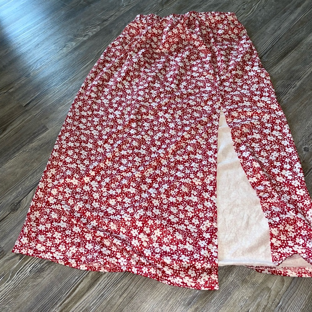 Midi skirt with a slit